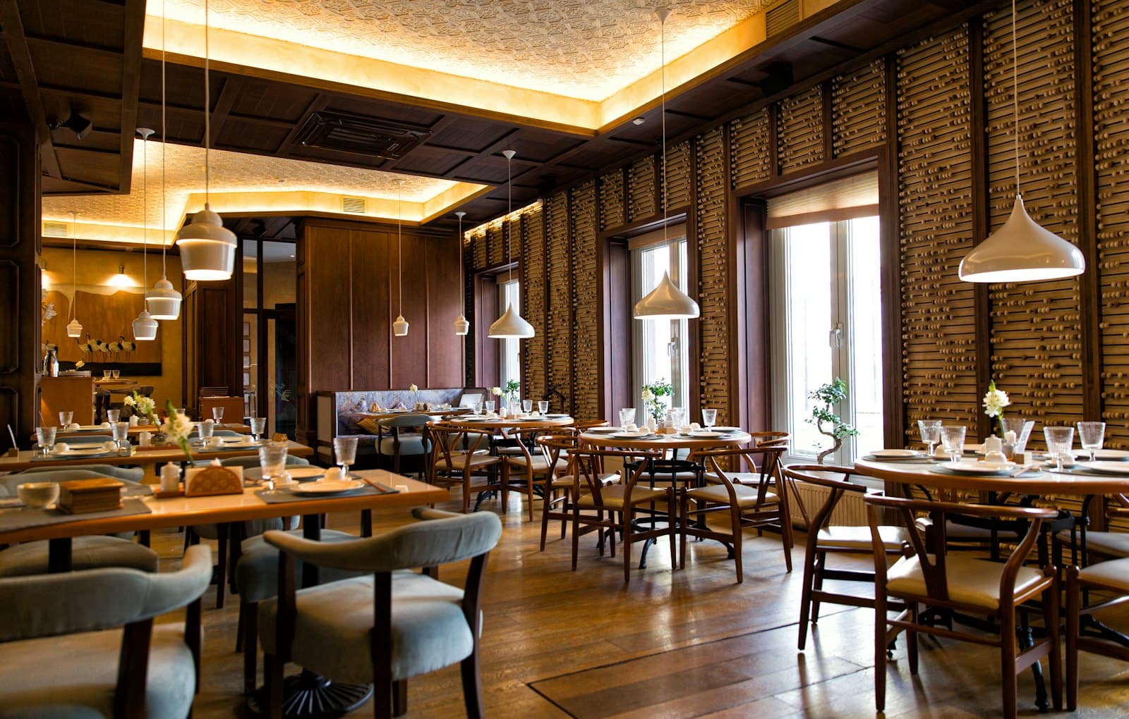 Sala restauracji z drewnianymi stołami w ciepłym świetle